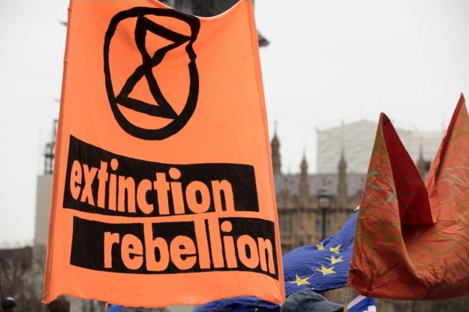 Extinction Rebellion occupa i locali di quattro società