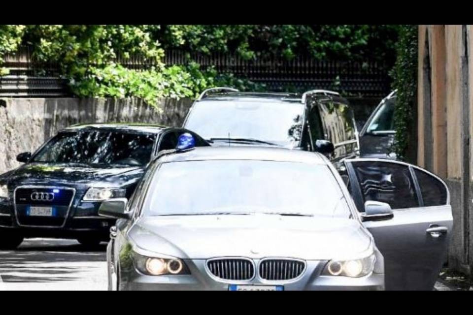 Corteo di auto per l'arrivo di Obama a casa Clooney