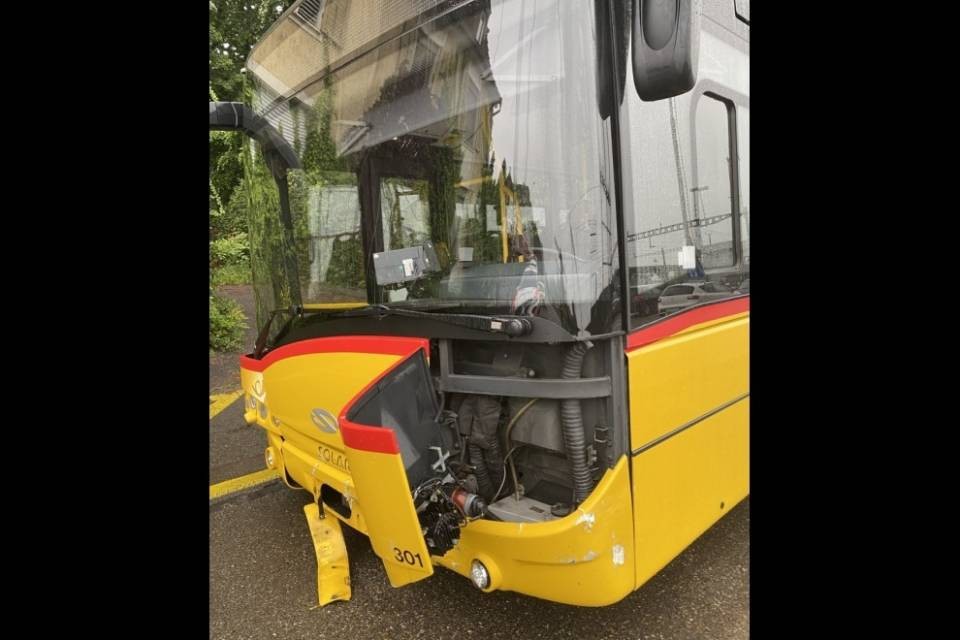 Autista di bus urta diverse auto ed edifici, non ricorda nulla
