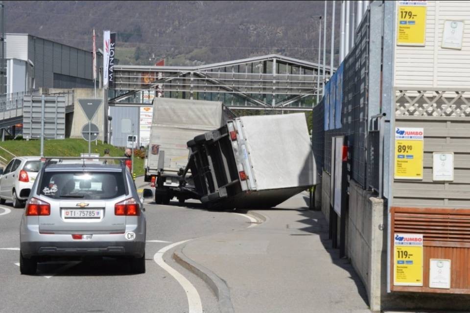 Rimorchio si rovescia a Sant'Antonino