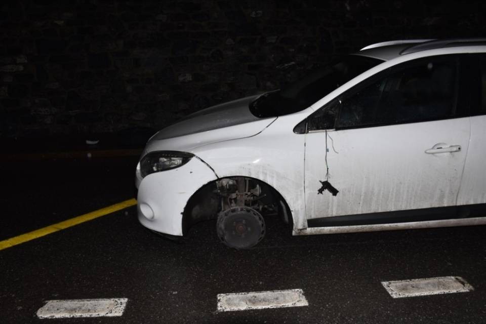 Provoca due incidenti e perde la ruota, ma non si ferma