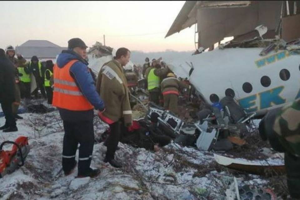 Precipita un aereo, 12 morti