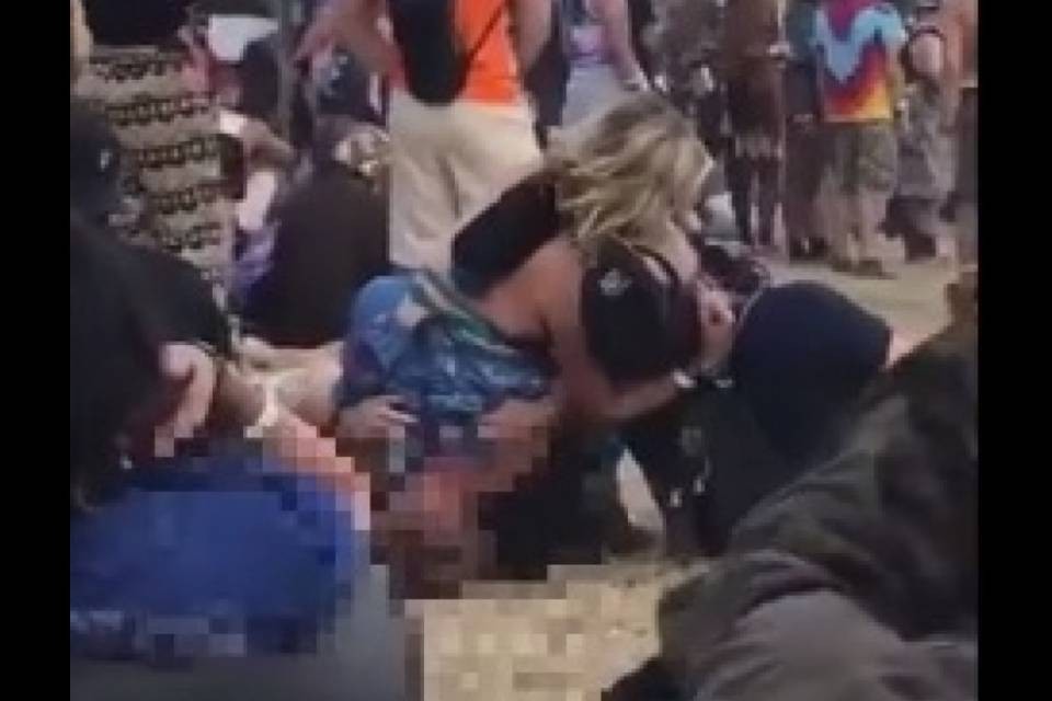 Sesso a tre al parco durante il concerto di beneficenza