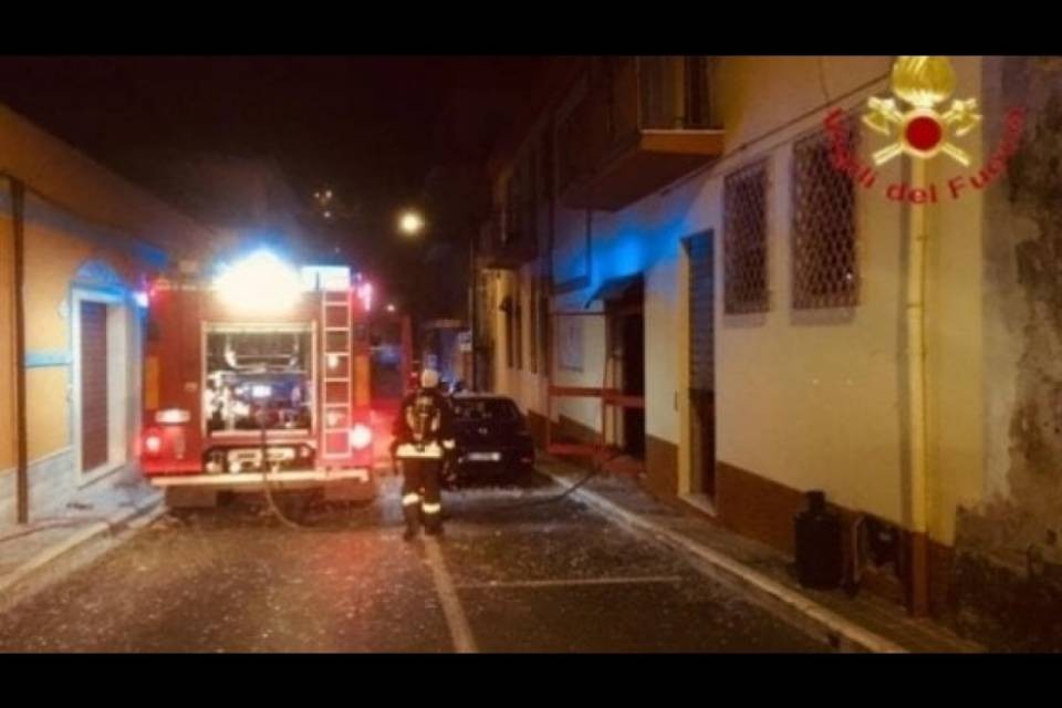 Attentato contro la sede del PD in Sardegna