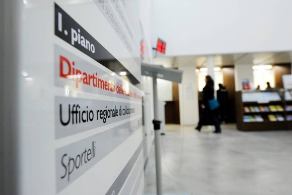 La disoccupazione sale al 3,3%