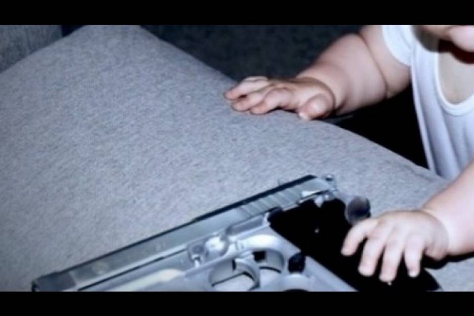 Bimbo di 3 anni trova la pistola e spara al padre nel sonno