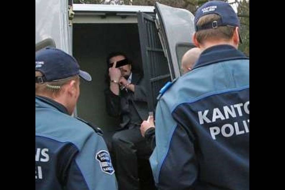 Kosovaro espulso torna e rapina un Denner