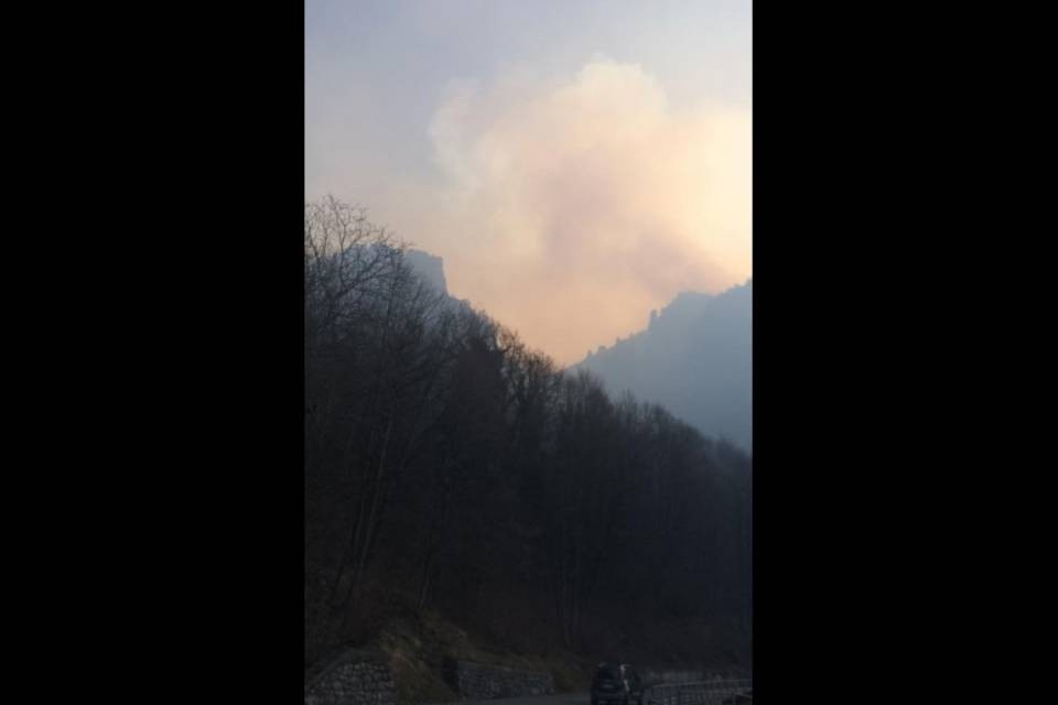 Brucia ancora il bosco oltre confine