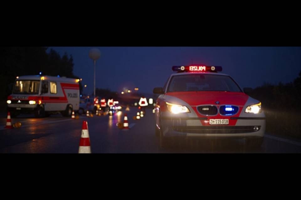 Causa diversi incidenti e minaccia tutti con un machete