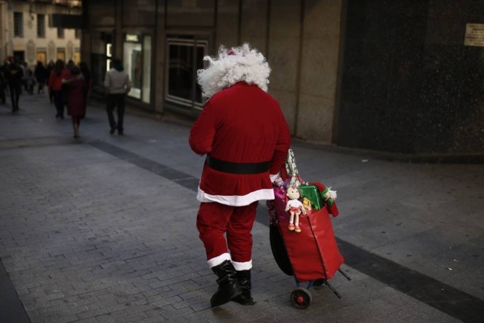 "No al burqa? Allora vietiamo anche Babbo Natale"