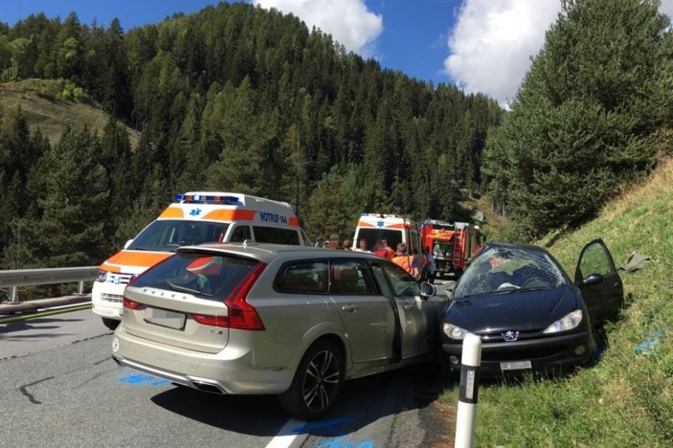 Scontro frontale durante un sorpasso, un ferito grave