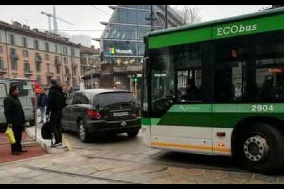 Auto svizzera blocca il centro di Milano
