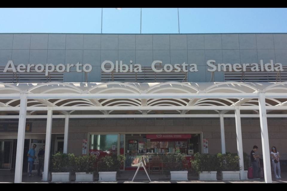 Panico per una "esplosione" all'aeroporto di Olbia