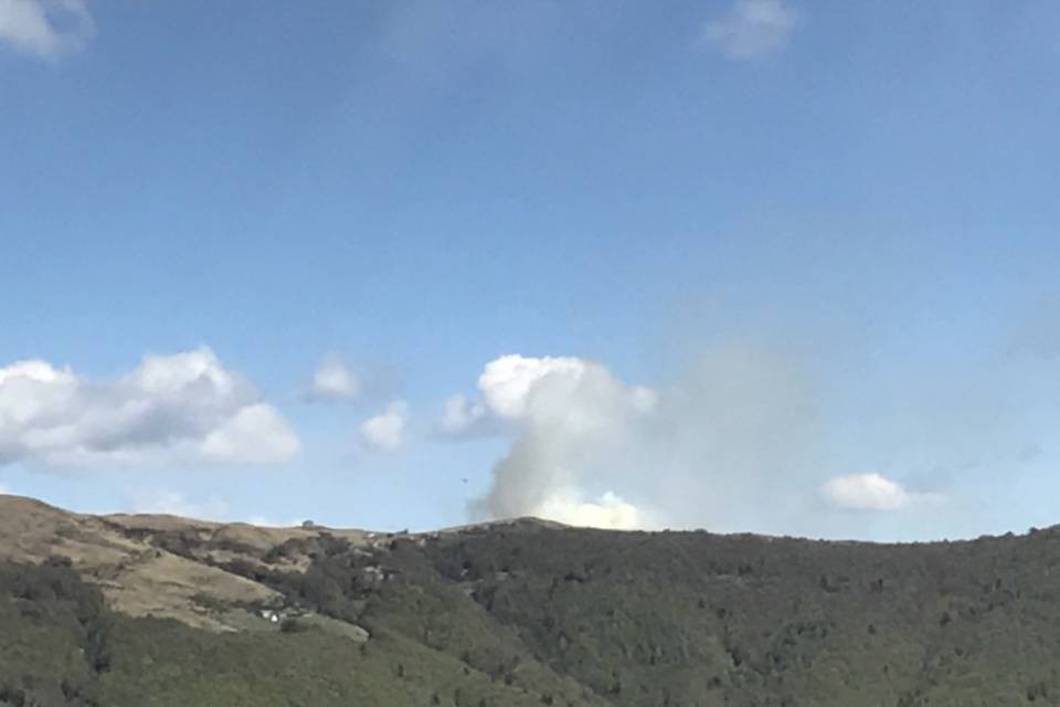 Fiamme anche al confine con il Luganese