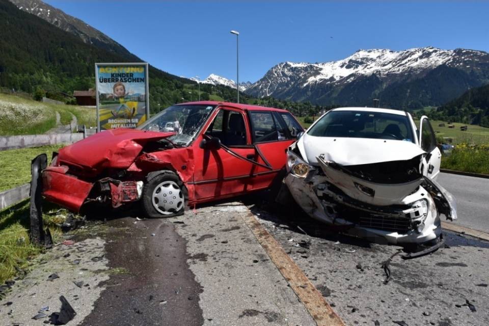 Si addormenta alla guida: Impressionante incidente a Klosters
