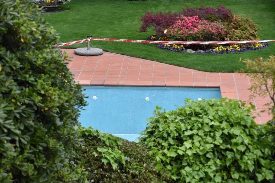 Cade in una piscina vuota e si ferisce gravemente