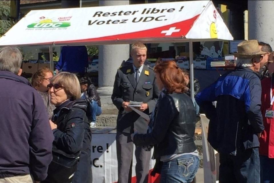 Fa campagna elettorale in uniforme. Ma è vietato