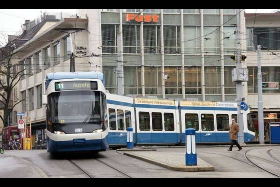 Zurigo, muore investito dal tram