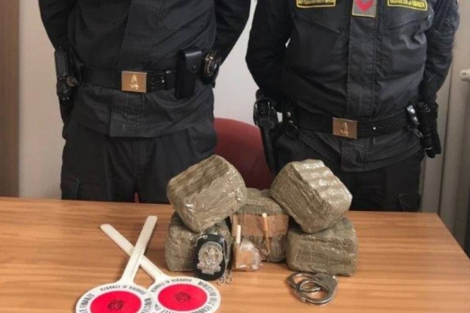 Intercettati 5kg di hashish