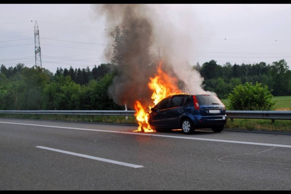 Auto in fiamme sull'A14