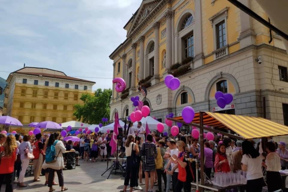Le piazze ticinesi si tingono di viola