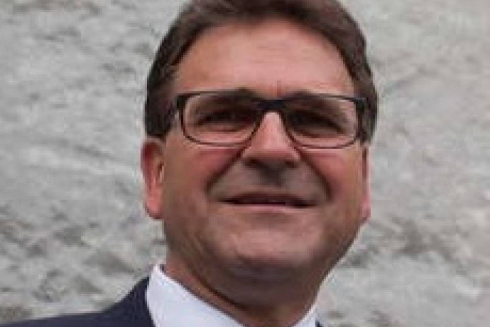 Prestò l'auto all'amante senza patente, non si dimette