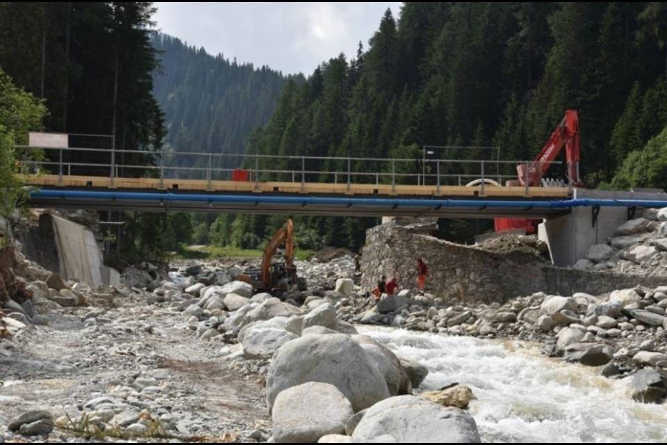 Cade da un ponte in un torrente, operaio ferito alla schiena