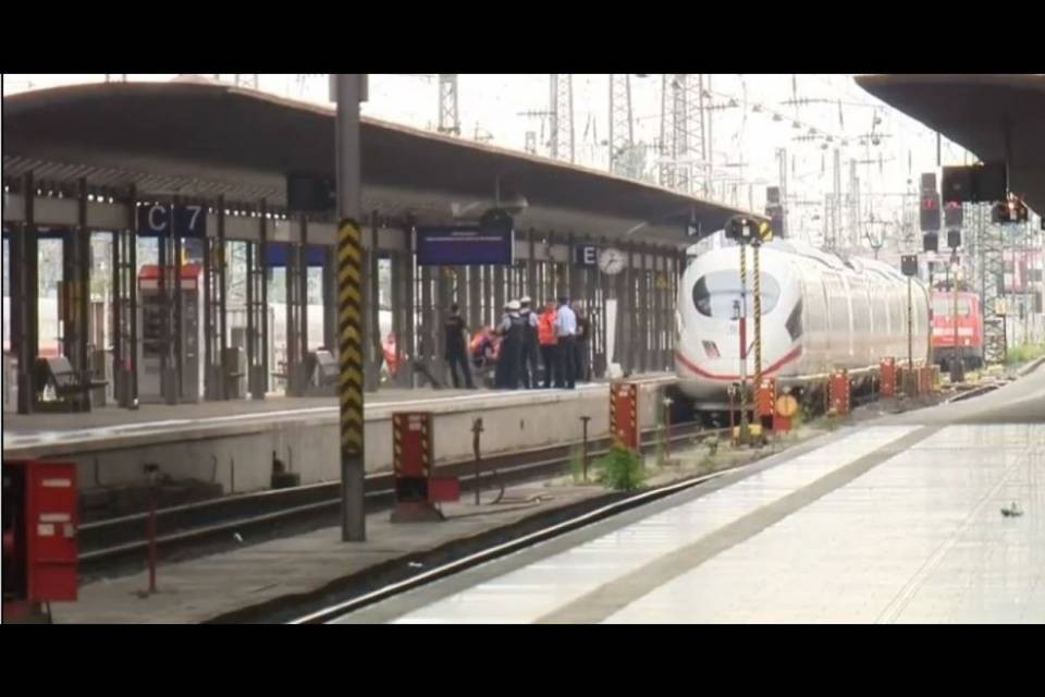 Bimbo spinto sotto il treno, l'autore è residente in Svizzera