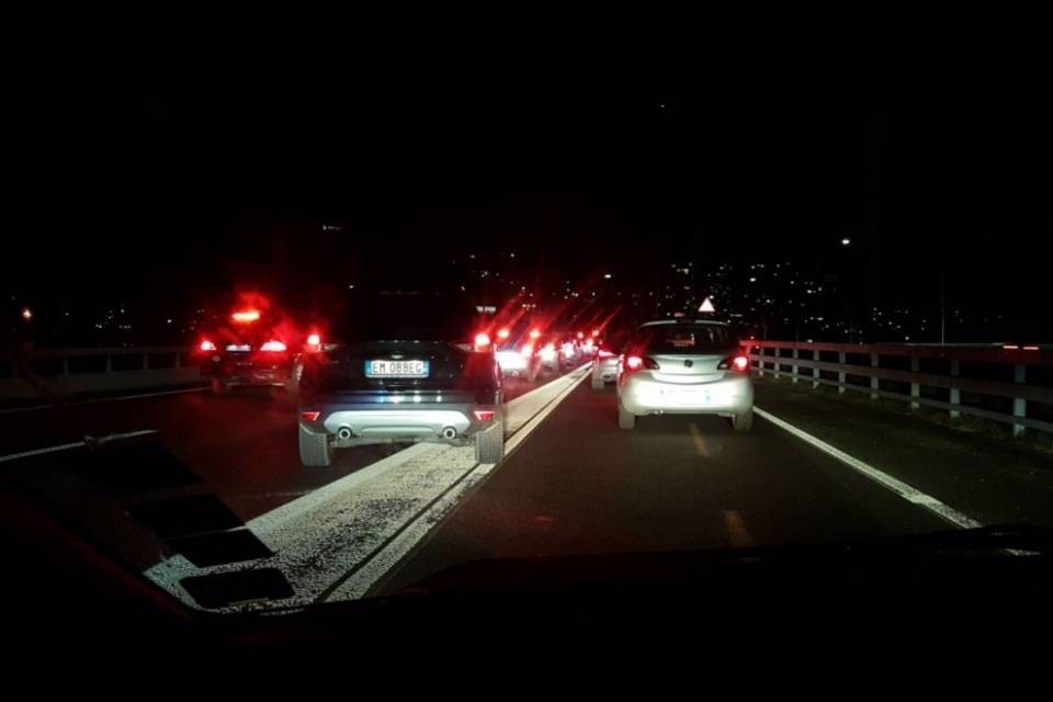 Disagi al traffico in direzione sud dopo il Ponte Diga di Melide