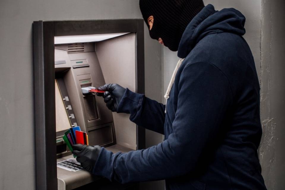 Sgominata banda che clonava carte di credito in Ticino
