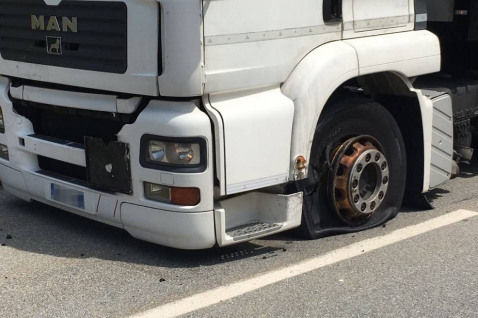 Va in dogana e gli esplodono le gomme