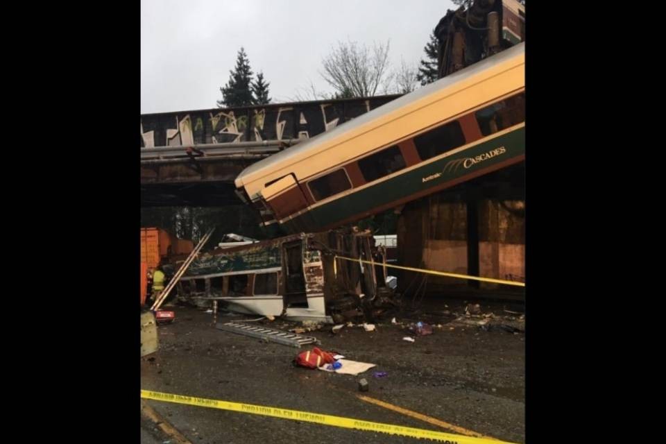 Il treno deragliato viaggiava a 128 km/h invece di 48 km/h