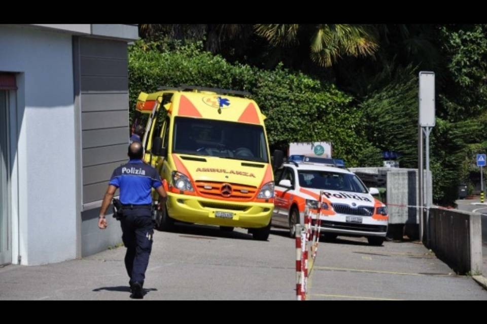 Uomo si ferisce in modo serio con un’auto nel garage di casa