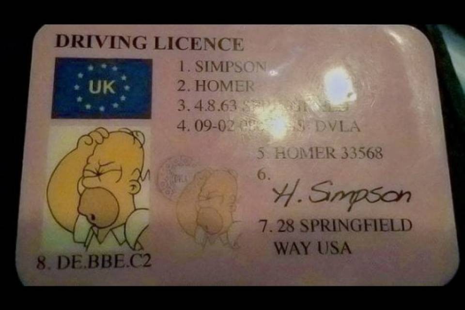 Guidava con la patente di Homer Simpson