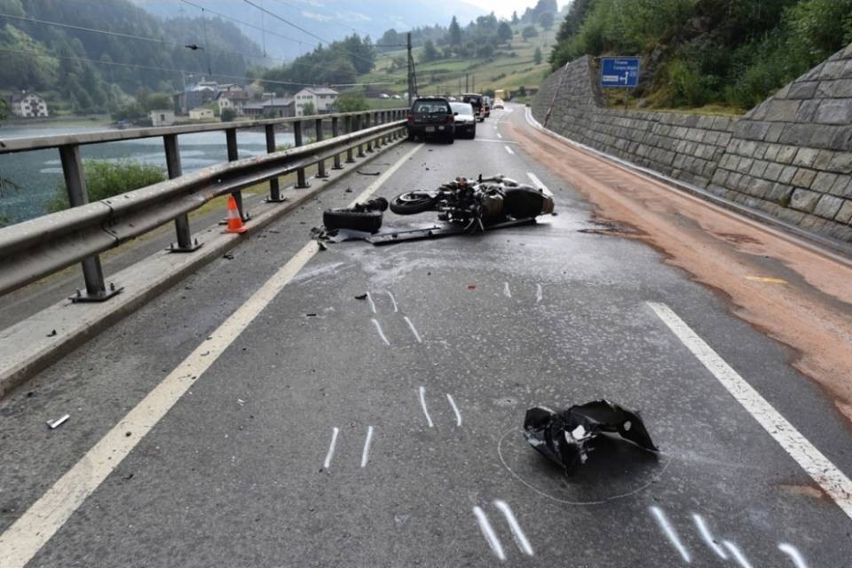 Sbalzato dalla moto, finisce sui binari della ferrovia