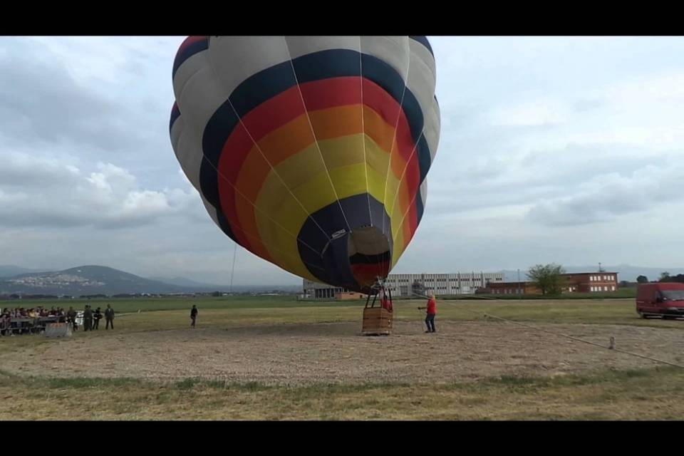 Mongolfiera si schianta tra camion e rimorchio, tutti salvi