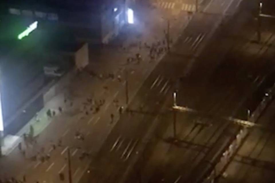 Party fuori controllo, centinaia di persone in strada