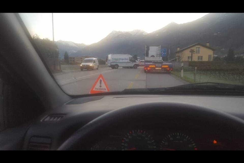 Moto contro furgone a Quartino