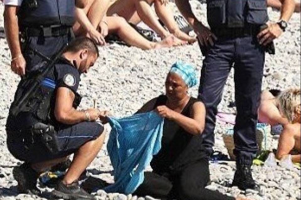 Donna costretta a levare il burkini, è polemica