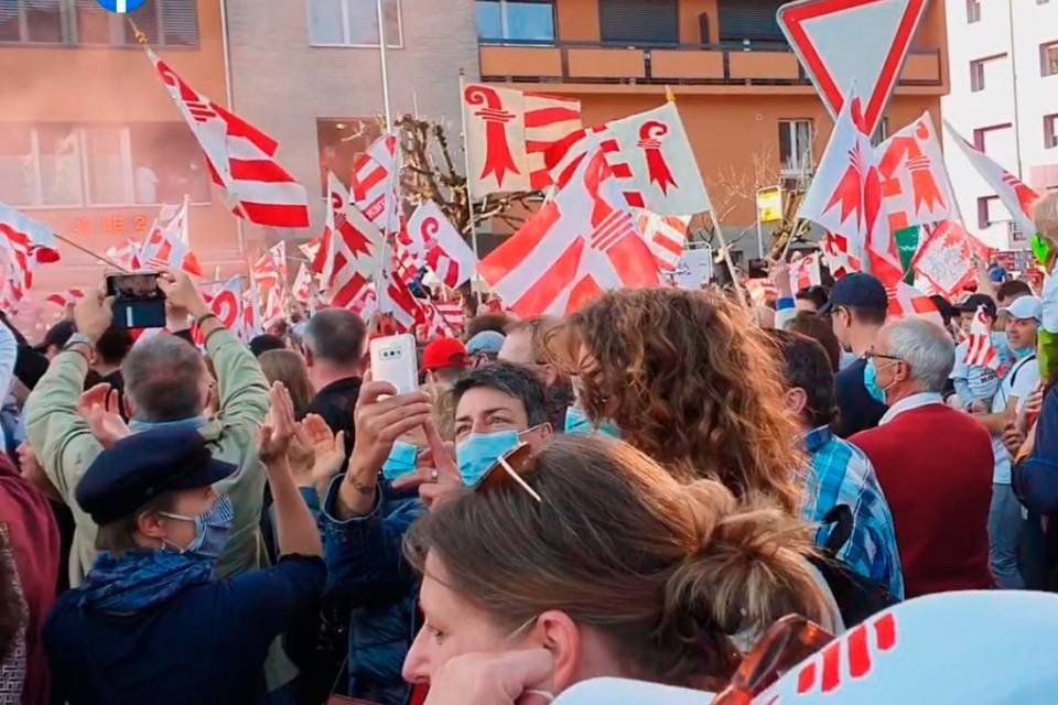 Poca distanza e tante mascherine abbassate quel giorno a Moutier. Screenshot video Facebook.