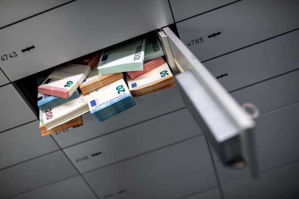 Sussidio in Italia ma (ricco) conto a Lugano