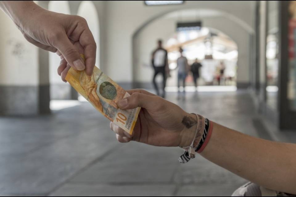 Accattonaggio, intercettate e rinviate 13 persone