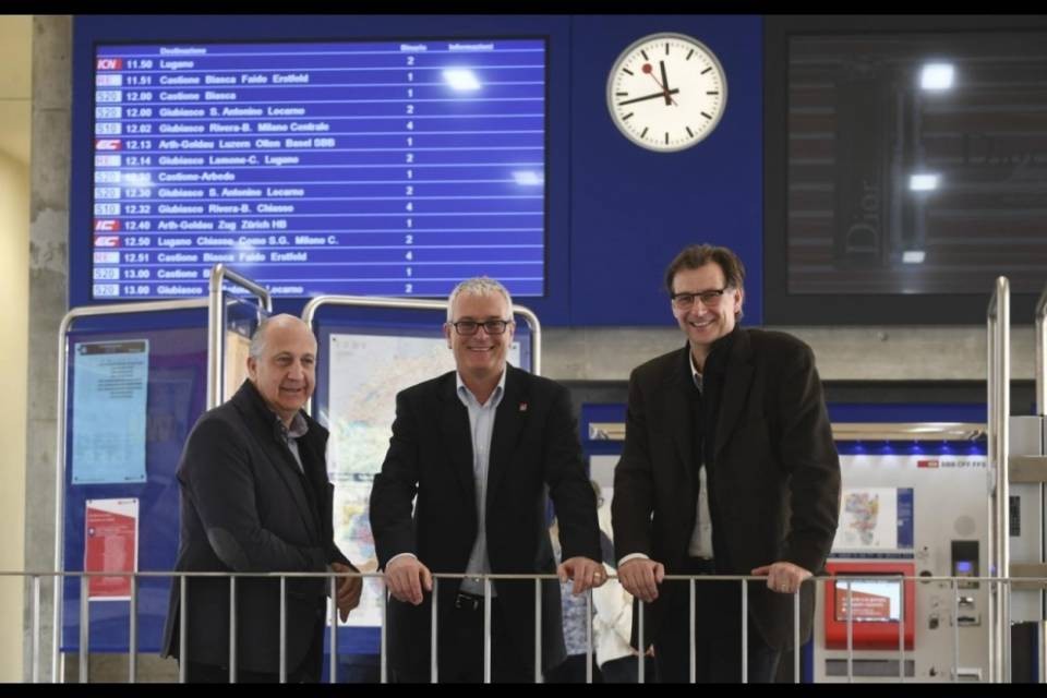 Un nuovo tabellone orario alla stazione di Bellinzona