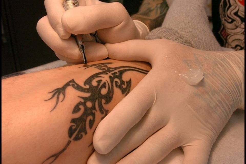 Tattoo: "Più regole e meno Far West"