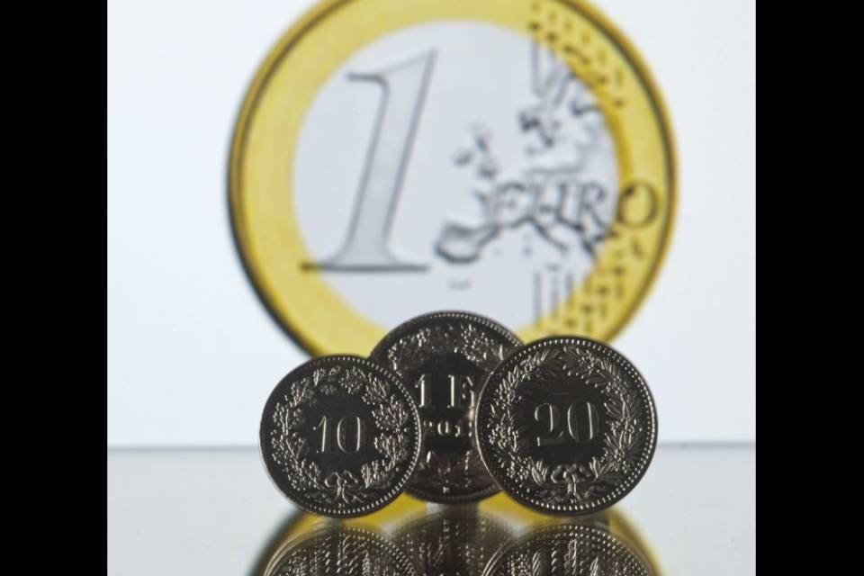 L'euro scivola sotto la soglia di 1.06 franchi