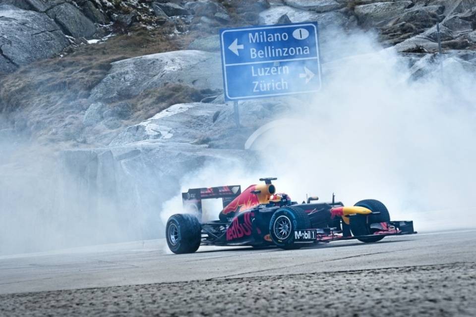 Un bolide di Formula1 sul Passo del Gottardo