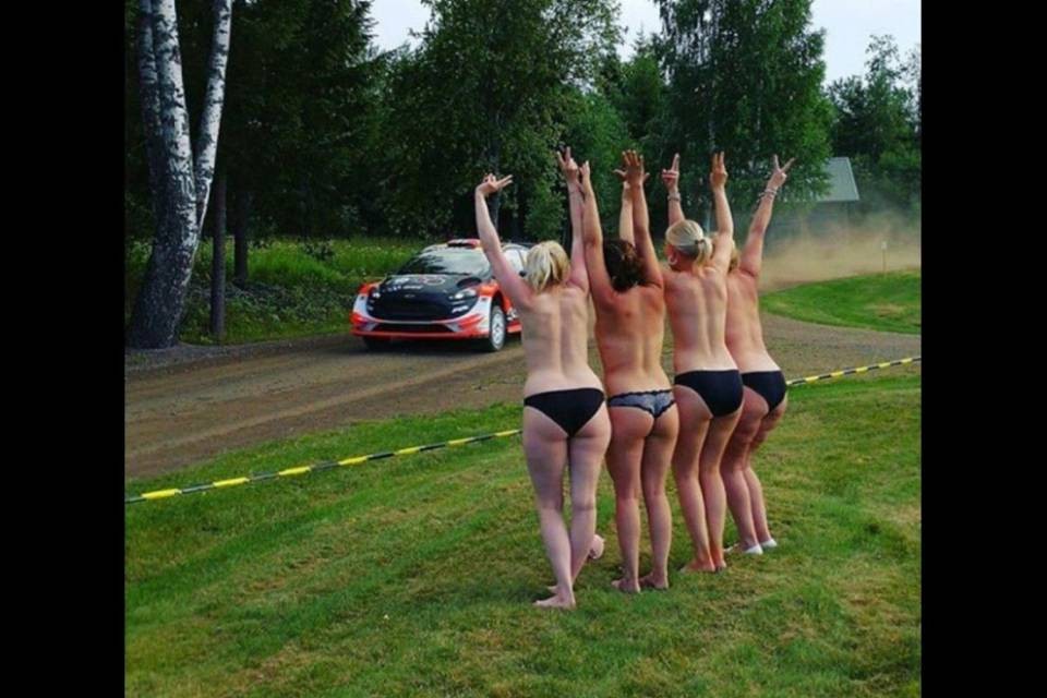 Pericolosa distrazione al rally di Finlandia