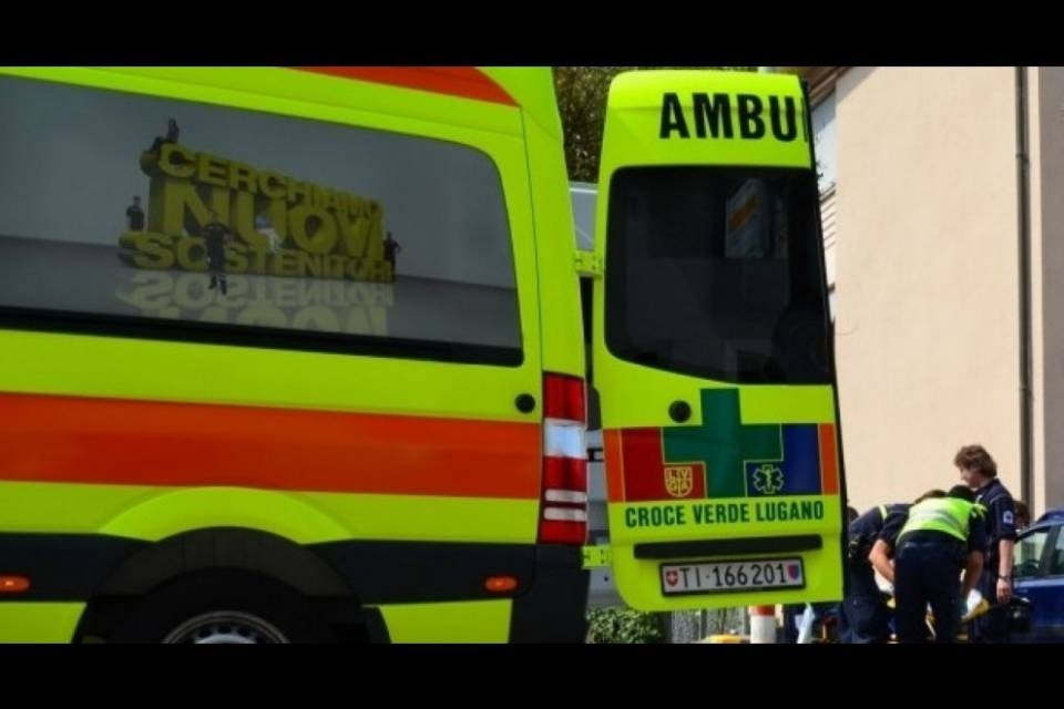 Uomo investito mentre attraversava la strada, è grave