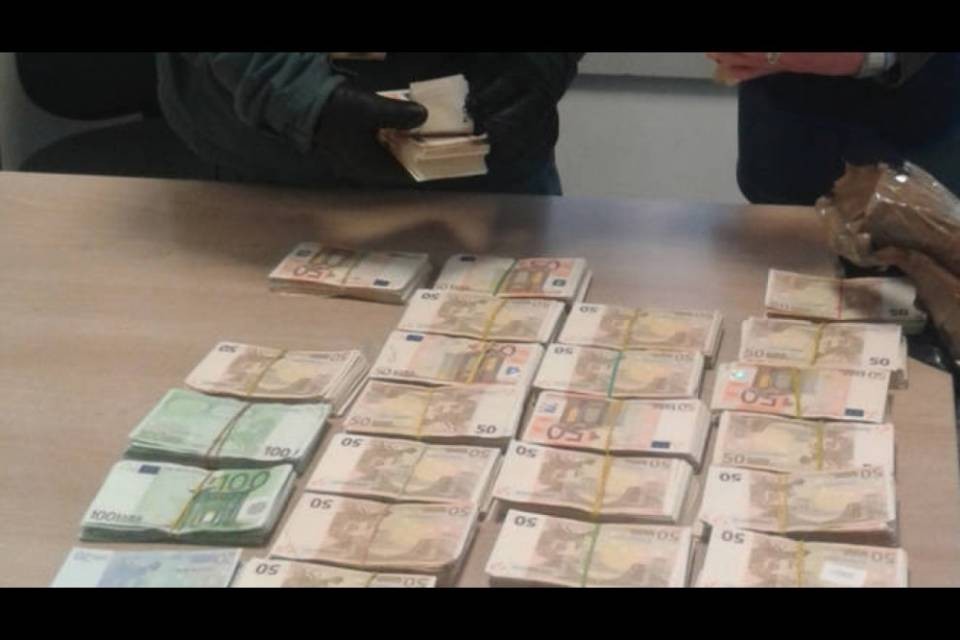 Fermato al valico con 180mila euro