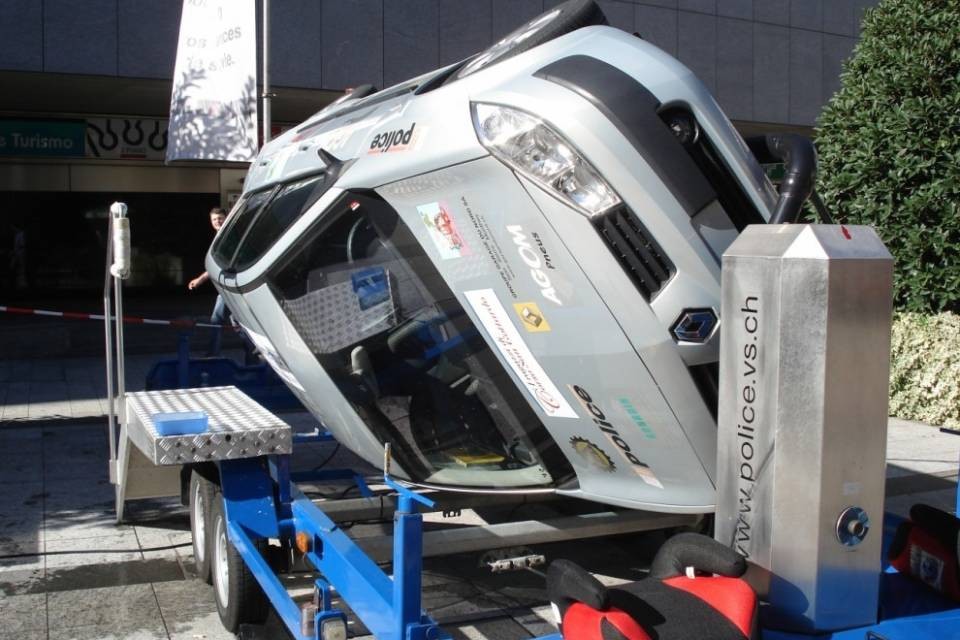 Un'auto rotante al Centro Lugano Sud